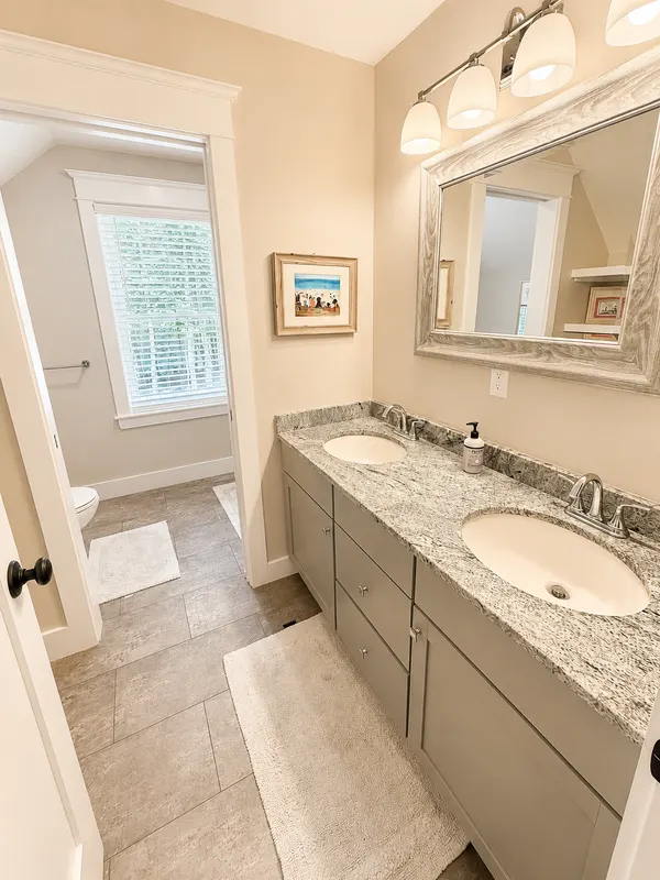 Guest bathroom with a double-sink vanity